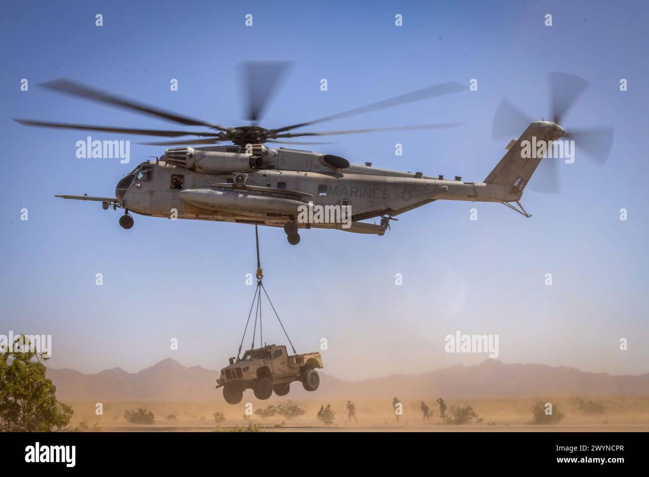 Ein Super-Hallion-Hubschrauber CH-53E des U.S. Marine Corps, der der Marine Aviation Weapons and Tactics Squadron One zugeordnet ist, hebt ein Joint Light Tactical Vehicle während einer externen Liftübung als Teil des Weapons and Tactics Instructor Courses 2-24, auf dem Auxiliary Airfield II, nahe Yuma, Arizona, am 29. März 2024. WTI ist ein Kurs für Fortgeschrittene, der fortgeschrittene taktische Schulungen zur Verbesserung und Anwendung fortgeschrittener Luftwaffen und -Taktiken bietet. (Foto des U.S. Marine Corps von CPL. Gabriela Garcia-Gregorio) Stockfoto
