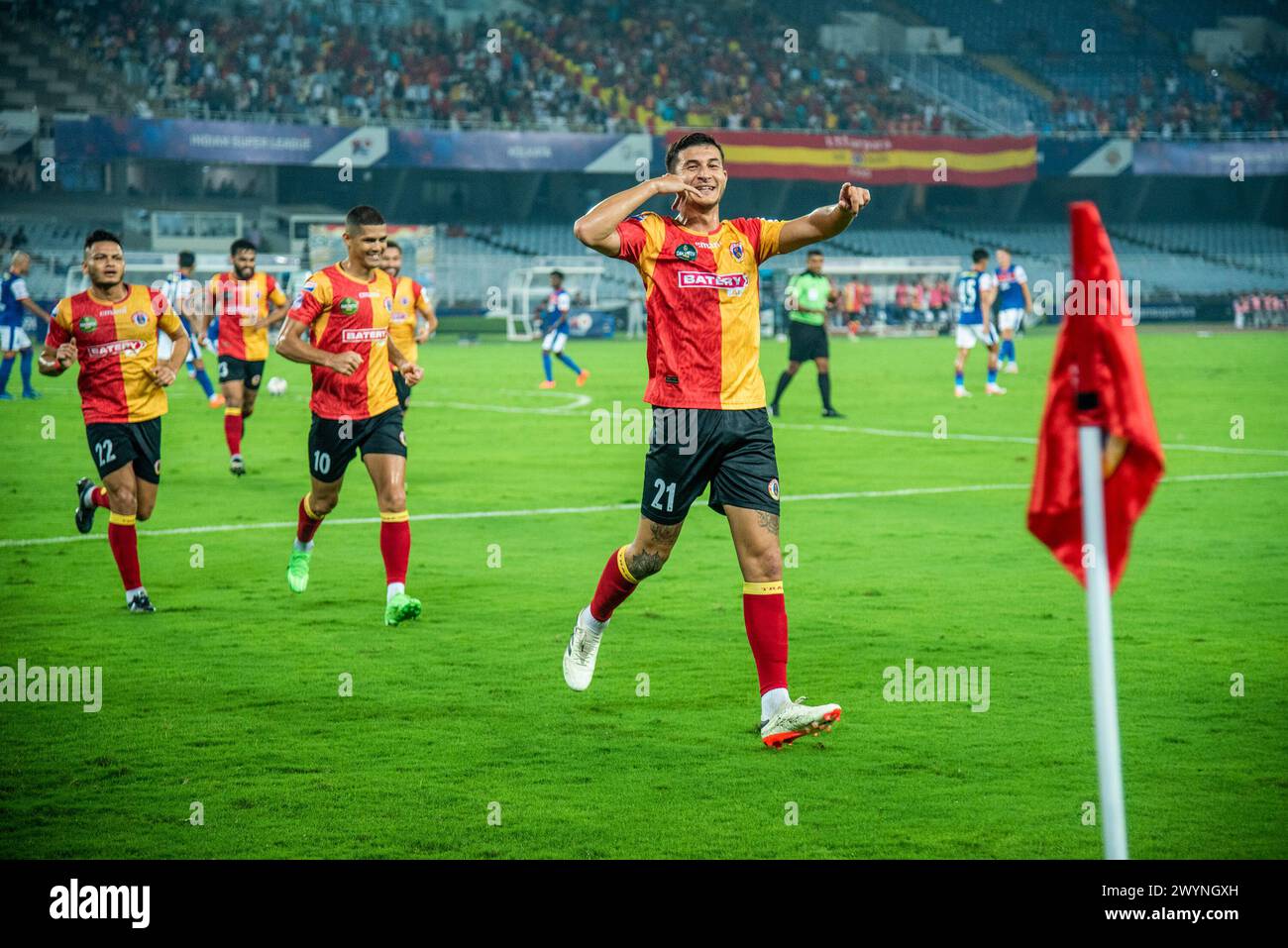 Kalkutta, Indien. April 2024. Der Eastbengal Football Club (EBFC) gewinnt in der 10. Staffel der ISL 2023-24 gegen Bengaluru FC (BFC) mit 2-1 Margen das entscheidende Heimspiel in Kalkutta, um die Hoffnung in Super Six der Indian Super League zu erhalten. Saul Crespo (P) und Cleiton Silva erzielten für den EBFC einen Treffer, während Sunil Chhetri (P) die Ergebnisse für den BFC reduzierte. Saul Crespo feierte nach dem 1. Tor für den EBFC. (Foto von Amlan Biswas/Pacific Press) Credit: Pacific Press Media Production Corp./Alamy Live News Stockfoto