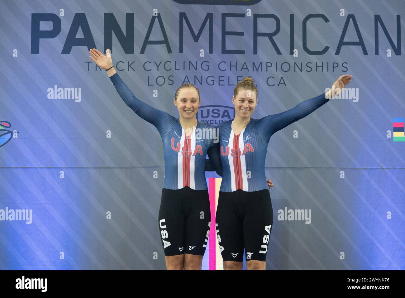 Los Angeles, Kalifornien, USA. April 2024. Megan Jastrab(L) und Jennifer Valente aus den Vereinigten Staaten auf dem Podium, Goldmedaillengewinner im madison der Frauen. Quelle: Casey B. Gibson/Alamy Live News Stockfoto