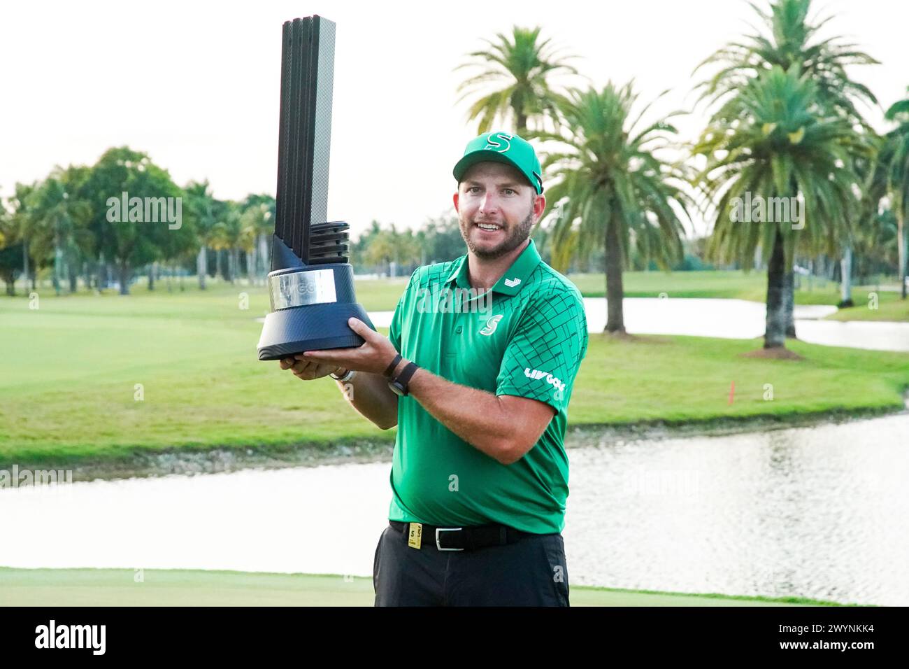 Doral, Florida, USA. April 2024. Dean Burmester von Stinger posiert mit der Trophäe, nachdem er nach der letzten Runde des LIV Golf Miami im Trump National Doral das Einzelevent gewonnen hat. (Kreditbild: © Debby Wong/ZUMA Press Wire) NUR REDAKTIONELLE VERWENDUNG! Nicht für kommerzielle ZWECKE! Stockfoto