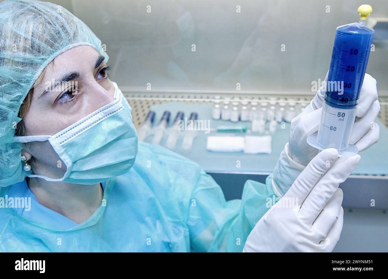 Antibiotikavorbereitung bei der Chemikerin des Krankenhauses. Stockfoto