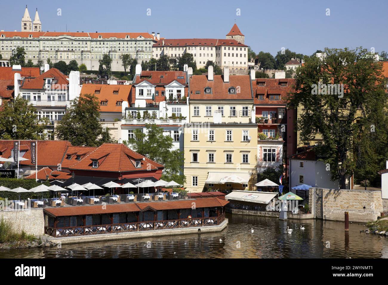 Moldau mit Prager Burg im Hintergrund, Prag, Tschechische Republik. Stockfoto
