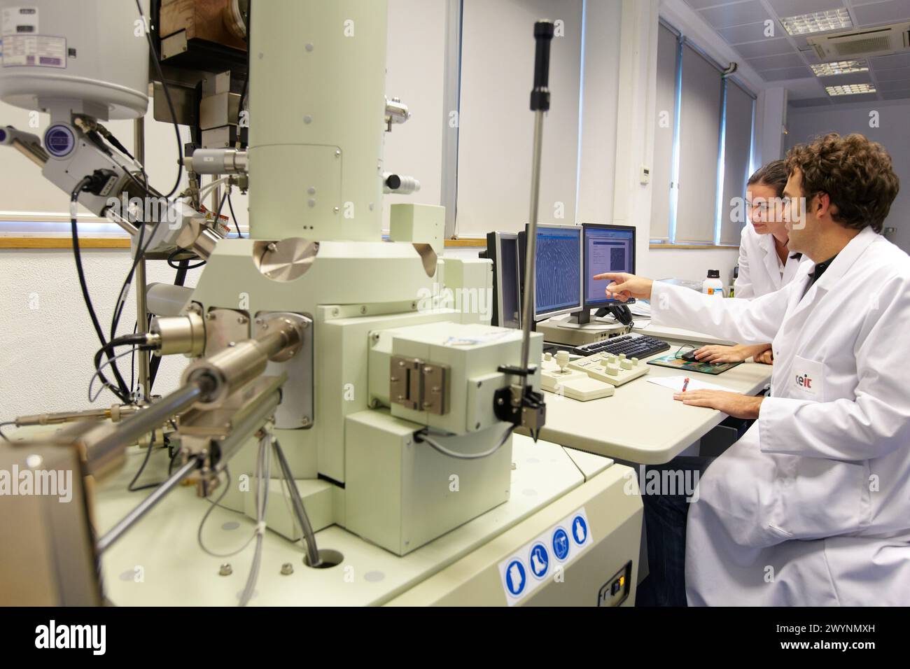 Elektronenmikroskop JSM 7000F Thermal-FEG REM Mikrostrukturanalyse mittels Elektronenmikroskopie Erscheinungsbild und Verteilung von Zementit in mittelständigem Kohlenstoffstahl die Probe wurde einer Sphäroidisierungsbehandlung unterzogen, um eine endgültige Mikrostruktur mit größerer Duktilität und besserer Zähigkeit im Gesicht zu suchen, um zukünftige Behandlungen für zu erleichtern Kaltumformungsbereich von Materialien CEIT Zentrum für Studien und Technische Forschung Universität Navarra, Donostia, Gipuzkoa, Baskenland, Spanien. Stockfoto