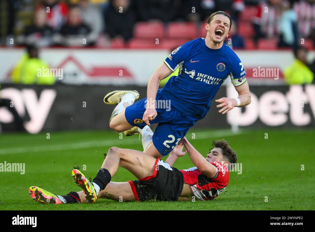 Conor Gallagher aus Chelsea wird von Oliver Arblaster aus Sheffield United während des Premier League-Spiels Sheffield United gegen Chelsea in Bramall Lane, Sheffield, United Kingdom, 7. April 2024 (Foto: Craig Thomas/News Images) in, am 7. April 2024 beeinflußt. (Foto: Craig Thomas/News Images/SIPA USA) Credit: SIPA USA/Alamy Live News Stockfoto