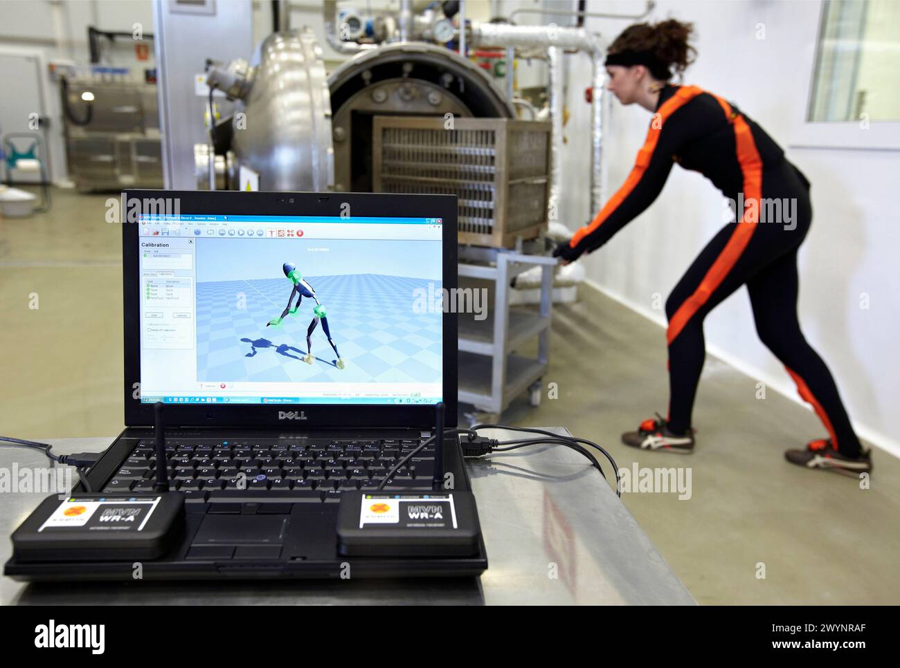 Forscher mit Ganzkörperanzug ´Ergomofen´, der speziell für die Erfassung menschlicher Bewegungen entwickelt wurde, Pilotanlage des AZTI-Tecnalia Marine and Food Research Center, Derio, Bizkaia, Euskadi, Spanien. Stockfoto