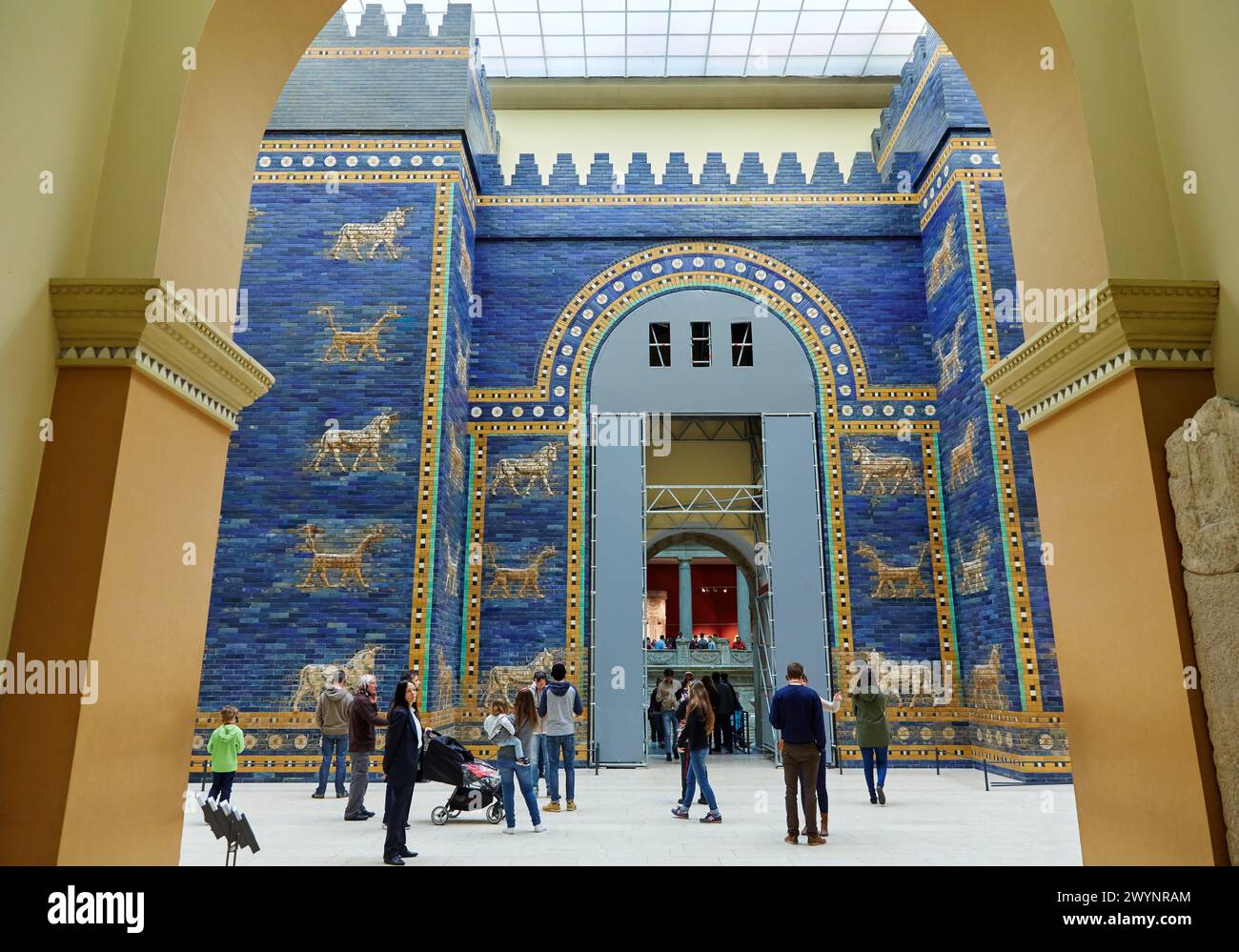 Ischtar-Tor von der antiken Stadt Babylon, Pergamon Museum, Berlin, Deutschland. Stockfoto