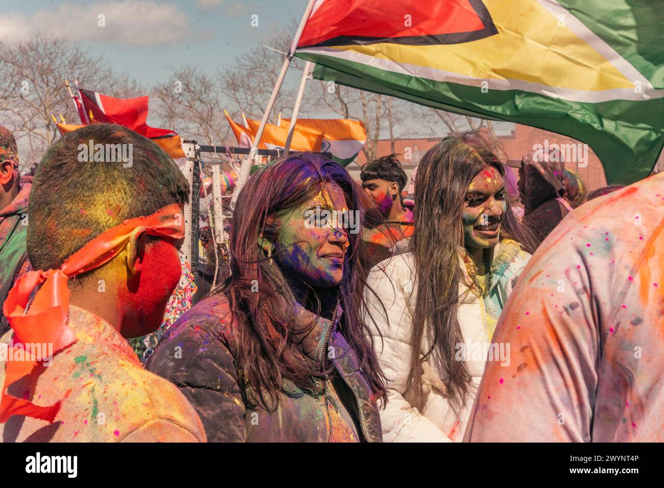 Queens, USA. April 2024. Die Menschen treffen sich zum 36. Jährlichen Phagwah/Holi Festival in Richmond Hill, Queens, NY, am Sonntag, den 7. April. 2024. Holi, auch bekannt als Phagwah, ist eine Hindufeier der Farbe, um die Frühlings-Tagundnachtgleiche zu begrüßen. Menschen aus Trinidad und Tobago, Grenada, Suriname und Guyana zeigen ihre Fahnen, da in diesen Ländern ein erheblicher Prozentsatz hinduistischer Anbeter außerhalb Indiens beheimatet ist. (Foto: Cristina Matuozzi/SIPA USA) Credit: SIPA USA/Alamy Live News Stockfoto