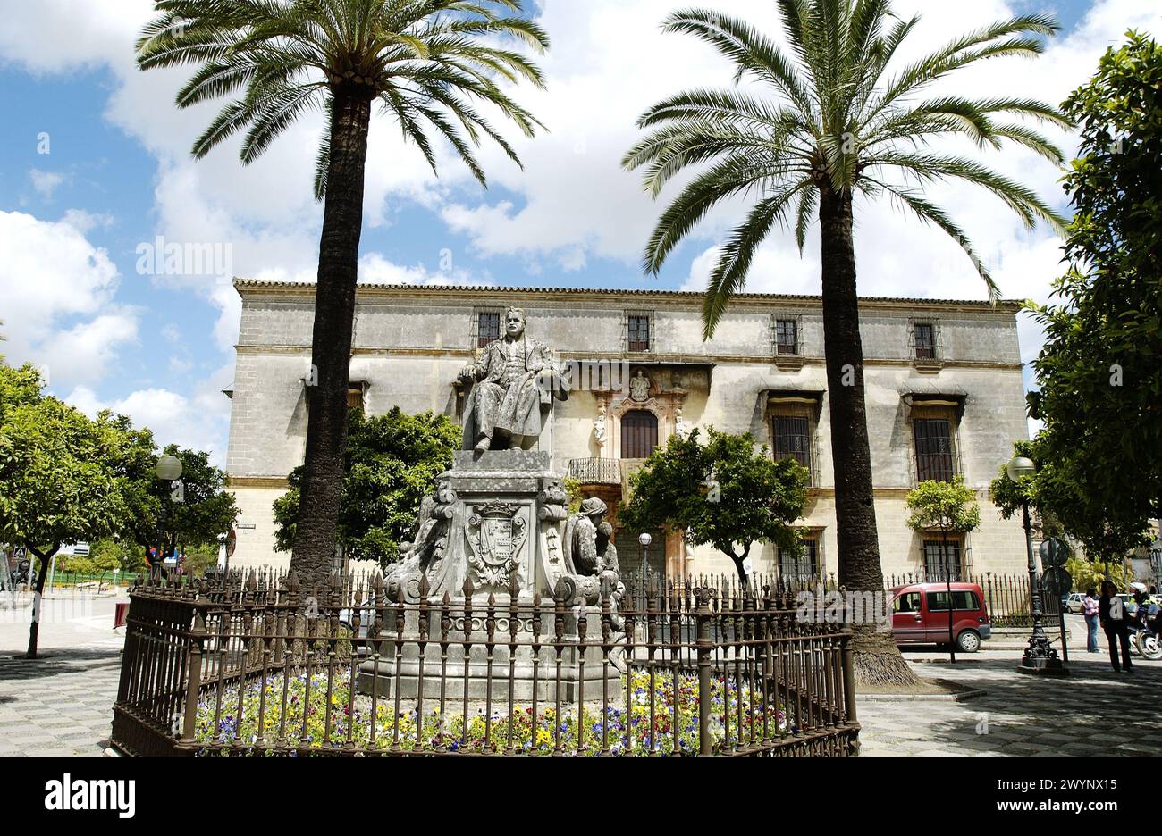 Domecq Palast (erbaut 18. Jahrhundert) und Denkmal für Pedro Domecq. Jerez de la Frontera. Provinz Cádiz. Spanien. Stockfoto