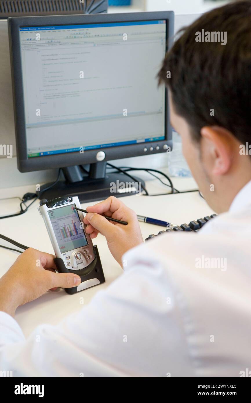 Programmiergerät, das mit PDA arbeitet. Projekt zur Förderung der persönlichen Autonomie im häuslichen Bereich. Fatronik Foundation, Research Technology Center. Donostia, San Sebastian, Gipuzkoa, Euskadi. Spanien. Stockfoto