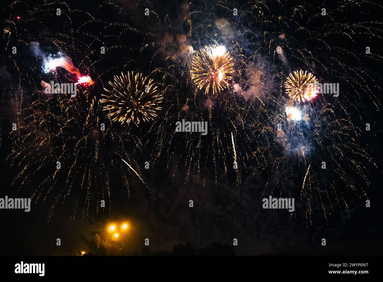 Festliches, helles Feuerwerk auf dem Hintergrund eines dunklen Nachthimmels Stockfoto