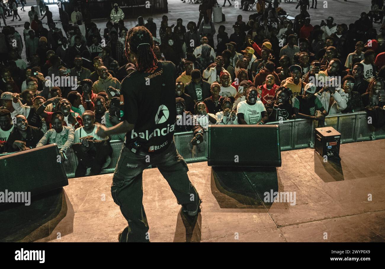 Nairobi, Kenia. April 2024. Das Publikum reagierte auf einem von China gesponserten Musikfestival in Nairobi, Kenia, am 6. April 2024. ZU „Feature: Kenya's Night wird lebendig, während das von China gesponserte Konzert „Revelers' Spirits“ zündet. Credit: Wang Guansen/Xinhua/Alamy Live News Stockfoto