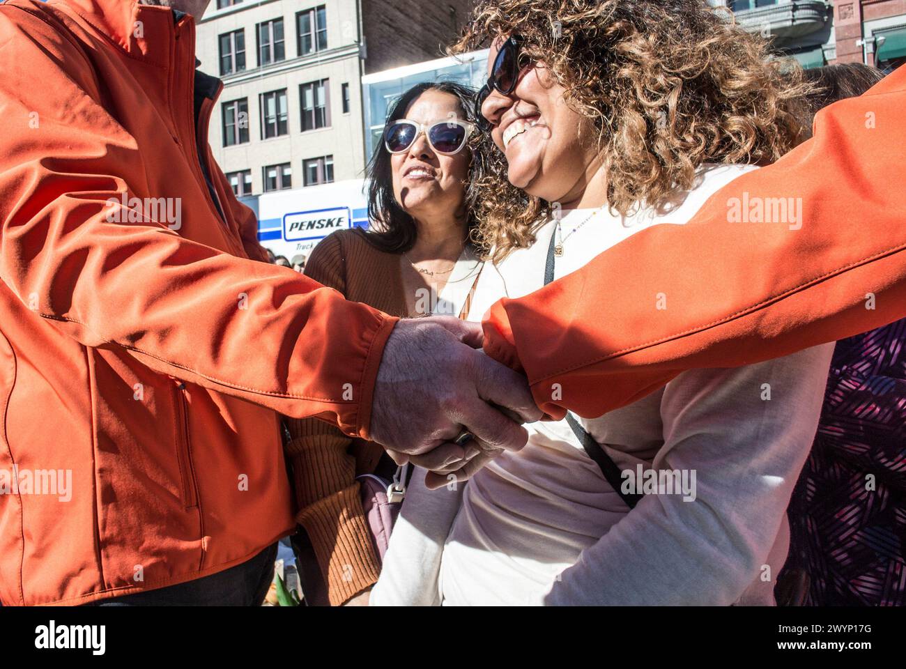 7. April 2024, New York City, New York, USA: Die Leute nehmen am Tulip Day New York City Event im Union Square Park Teil, wo die Teilnehmer von EASH teilnehmen durften. Zehn Tulpen kostenlos mitnehmen. (Kreditbild: © Billy Tompkins/ZUMA Press Wire) NUR REDAKTIONELLE VERWENDUNG! Nicht für kommerzielle ZWECKE! Stockfoto