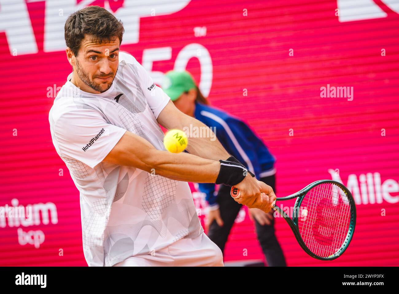 Estoril, Portugal. April 2024. Pedro Martinez aus Spanien spielt gegen Hubert Hurkacz aus Polen (nicht abgebildet) während des Millennium Estoril Open ATP 250 Tennis Turniers 2024 im Clube de Tenis do Estoril. (Endnote: Pedro Martinez (3 - 6 : 4 - 6) (0 - 2) Hubert Hurkacz) (Foto: Henrique Casinhas/SOPA Images/SIPA USA) Credit: SIPA USA/Alamy Live News Stockfoto