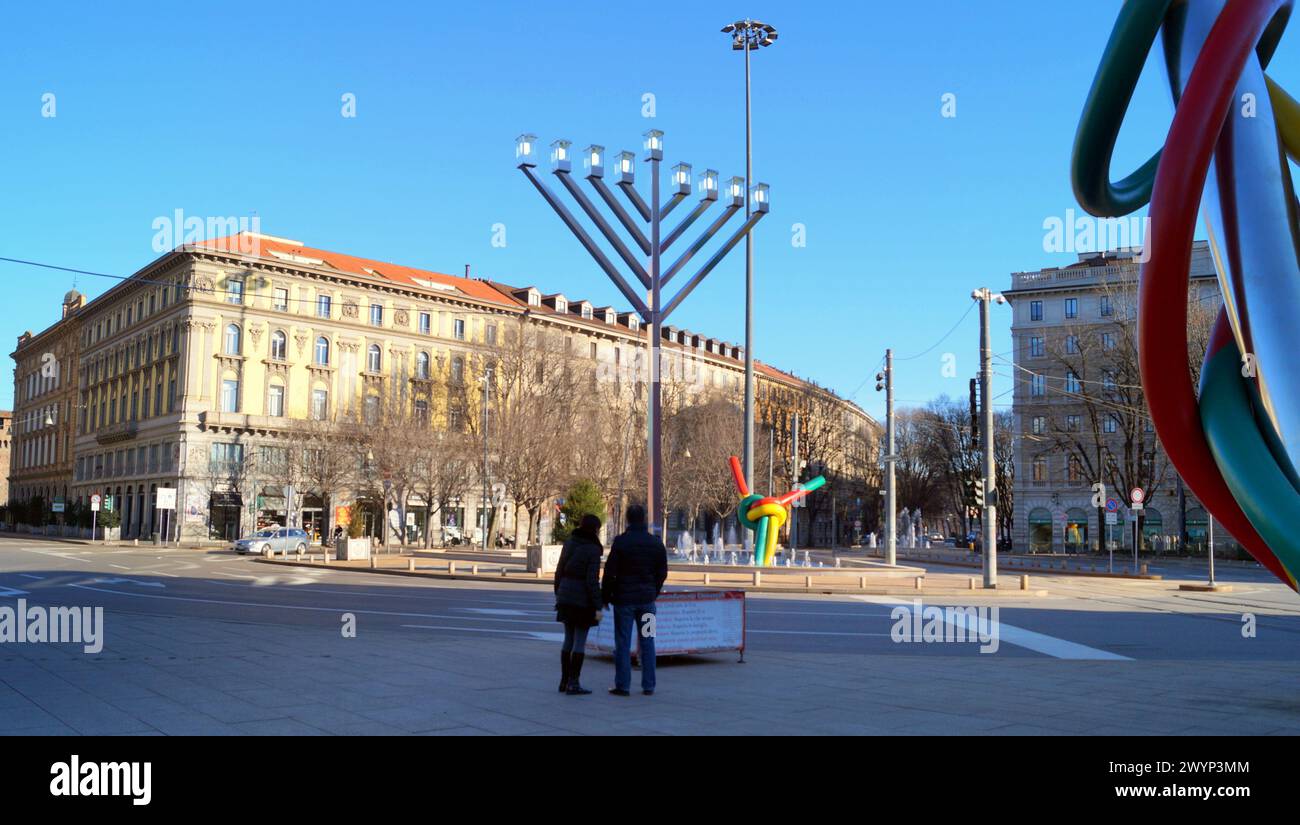 Hanukkah menorah, auch bekannt als Hanukkiah, in Piazzale Luigi Cadorna, Mailand, Italien Stockfoto