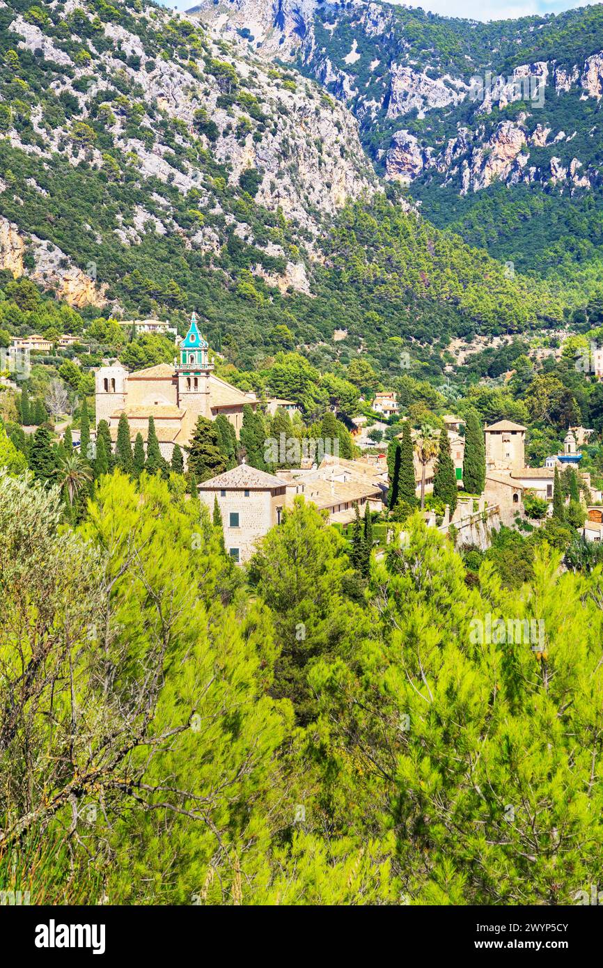 Blick auf das Dorf Valldemossa, Valldemossa, Mallorca, Balearen, Spanien, Europa Stockfoto