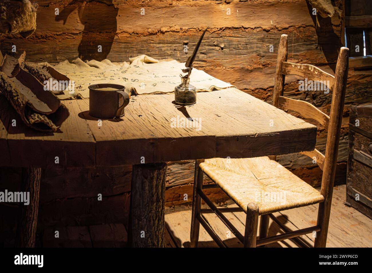 Schreibtisch in der Hütte von Sequoyah aus dem Jahr 1829, dem Cherokee-Indianer-Staatsmann, der das Cherokee-Alphabet schuf, in Sallisaw, Oklahoma. (USA) Stockfoto