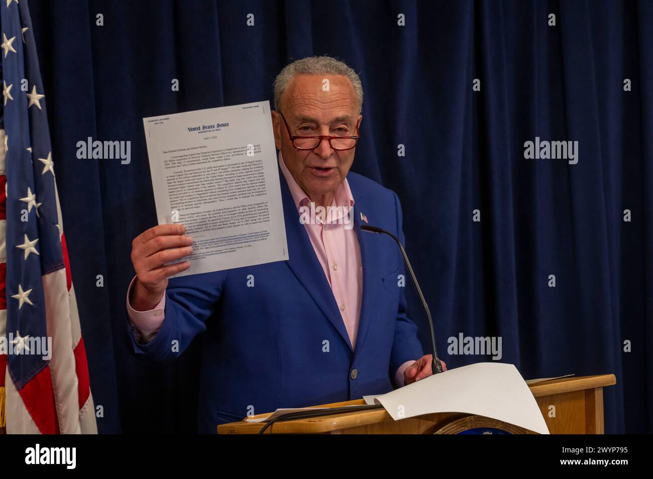 New York, Usa. April 2024. NEW YORK, NEW YORK - APRIL 07: Senat Majority Leader, US-Senator Chuck Schumer (D-NY) äußert Bedenken, dass die geplante Übernahme von Discover durch Capital One für 35 Milliarden US-Dollar zu überhöhten Kosten, höheren Zinssätzen, mehr Gebühren und weniger Wettbewerb für Kreditkartenbenutzer in New York City und darüber hinaus am 07. April 2024 in New York City. Quelle: Ron Adar/Alamy Live News Stockfoto