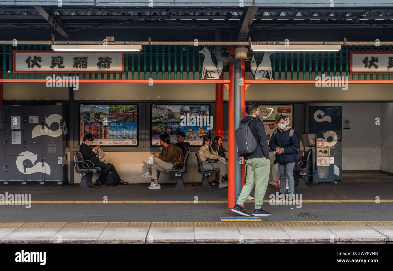 Passagiere, die auf einem Bahnsteig der U-Bahn Kyoto Metro warten, Japan Stockfoto