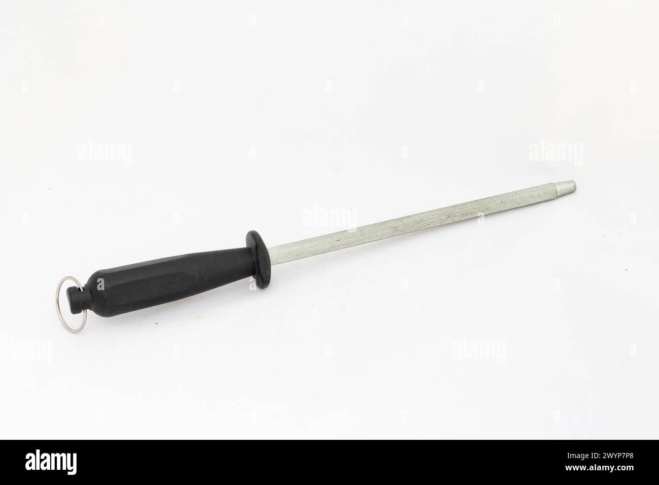 Messerschärfstange mit Kunststoffgriff und hängendem Ring Stockfoto