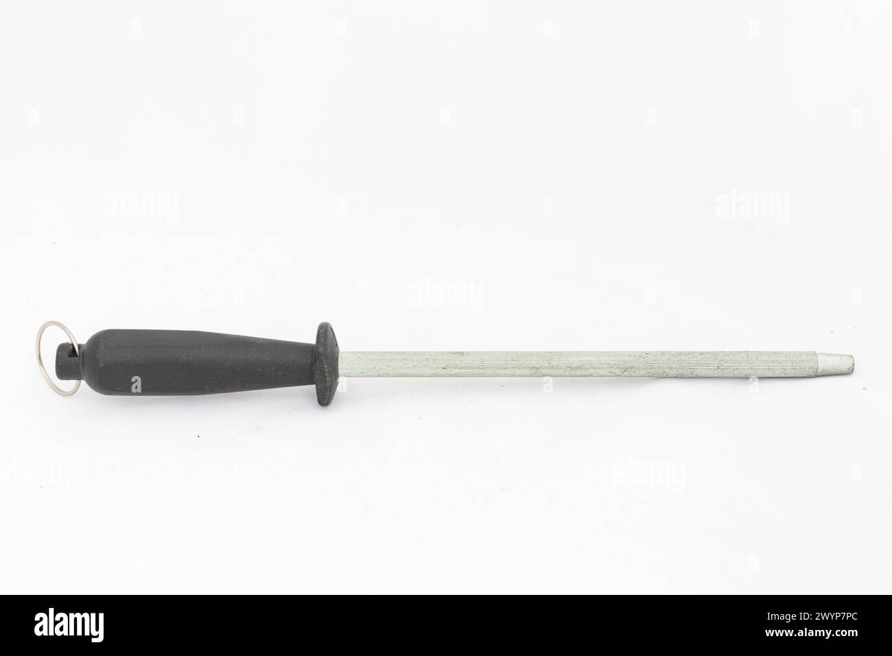 Messerschärfstahl isoliert auf weißem Hintergrund mit Kopierraum. Stockfoto