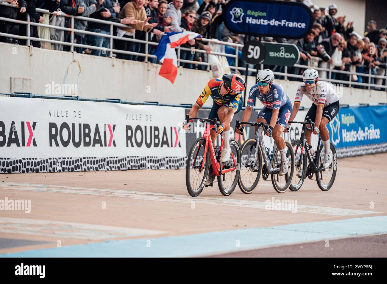 Roubaix, Frankreich. April 2024. Bild von Zac Williams/SWpix.com - 07/04/2024 - Radfahren - 2024 Paris Roubaix - Mads Pedersen, Lidl Trek, Jasper Phillipsen, Alpecin Deceuninck, Nils Politt, Team Emirates der Vereinigten Arabischen Emirate. Quelle: SWpix/Alamy Live News Stockfoto