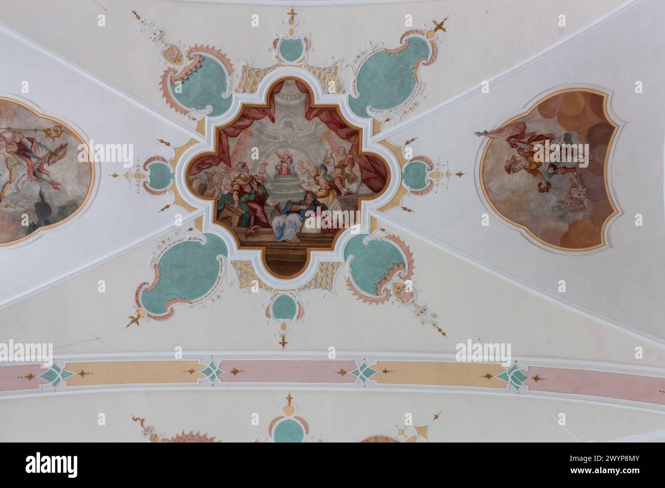 LANGENARGEN, DEUTSCHLAND - 5. AUGUST 2023: Deckenfresken von Franz Anton Maulbert in der katholischen Kirche St. Martin in Langenargen am Bodensee Stockfoto