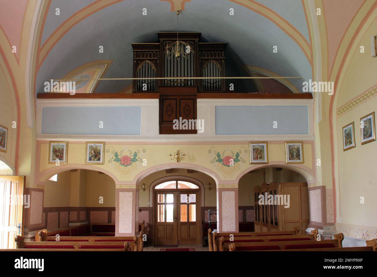 Chor und Orgel in der Kirche St. Martin in Breznicki Hum, Kroatien Stockfoto