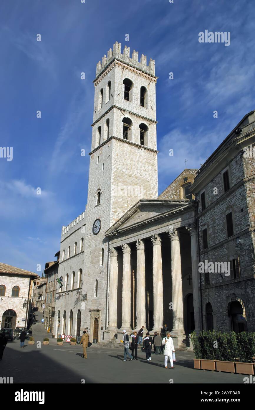 Torre del Poppolo und Tempel der Minerva auf dem Platz Piazza del Comune in Assisi, Umbrien, Italien Stockfoto