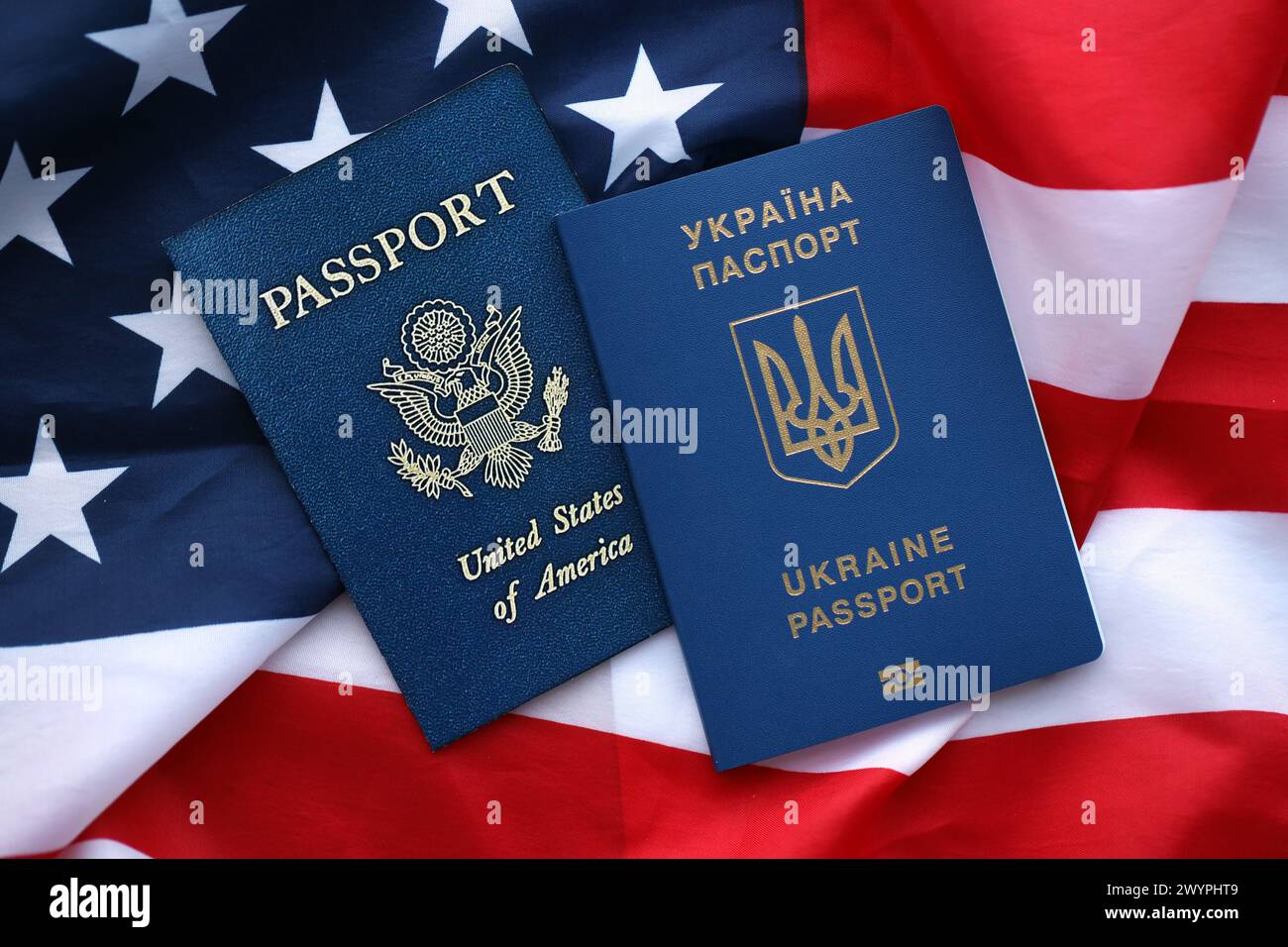 Pass der Ukraine mit US Pass auf Vereinigte Staaten von Amerika gefaltete Flagge aus nächster Nähe Stockfoto