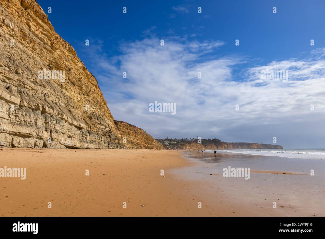 Praia de Porto Mos Sandstrand und Klippe in Lagos, Ferienort an der Algarve im Bezirk Faro im Süden Portugals. Stockfoto