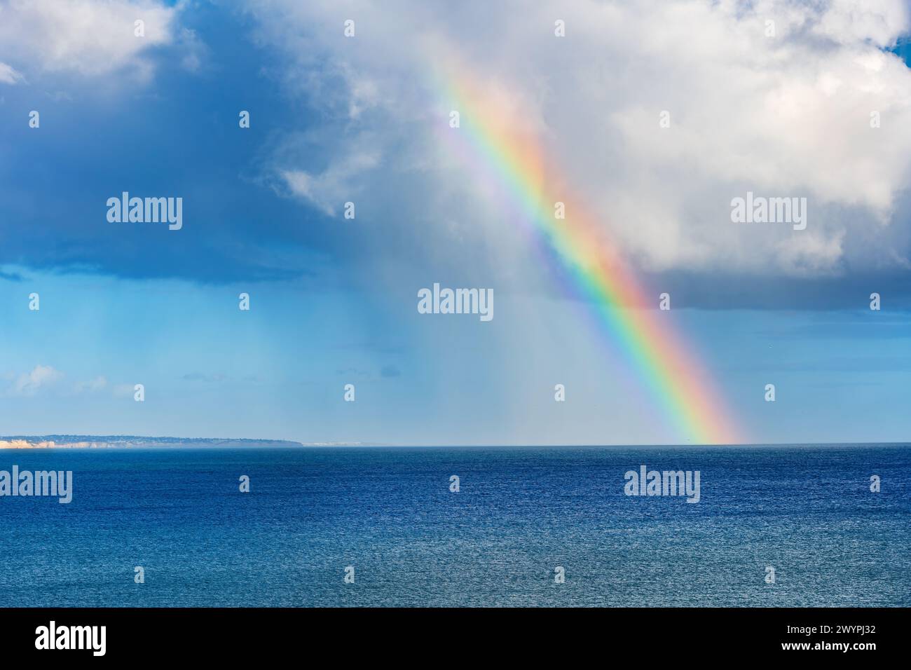 Regenbogen über dem Atlantik in der Algarve, Portugal. Stockfoto