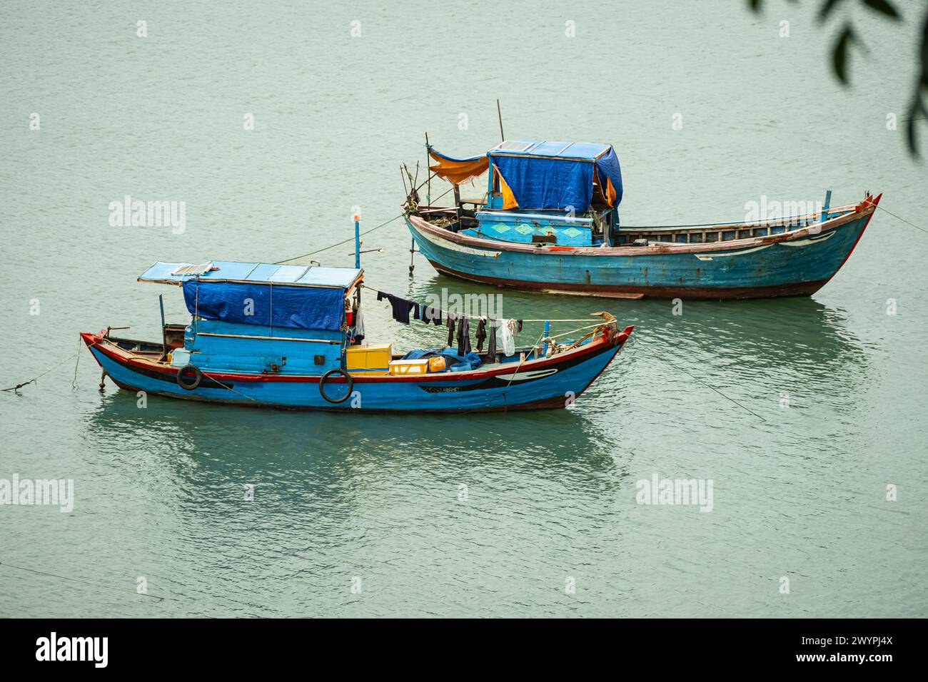 Fischerboote am Fluss Nha Trang in Vietnam. Lokale asiatische Fischerboote. Reisefoto, niemand Stockfoto