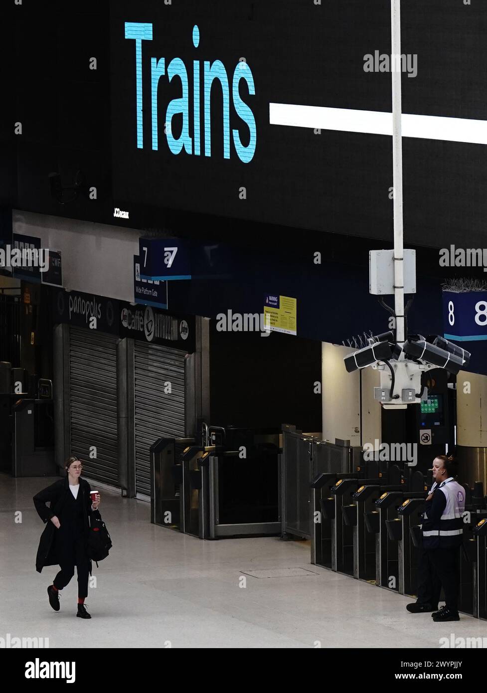 Die Passagiere am Bahnhof Waterloo in London, als Mitglieder der zugfahrerunion Aslef, starten eine Welle von neuen Besuchen in einem seit langem andauernden Streit um die Bezahlung. Zugführer von 16 Eisenbahnunternehmen führen zwischen dem 5. Und 8. April ein laufendes Programm mit eintägigen Laufgängen durch, verbunden mit einem sechstägigen Überstundenverbot. Bilddatum: Montag, 8. April 2024. Stockfoto