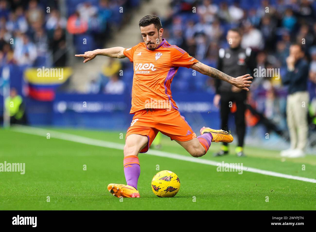 Barcelona, Spanien. April 2024. Julio Alonso (17) von Albacete wurde während des Spiels zwischen Espanyol und Albacete im Stage Front Stadium in Barcelona gesehen. (Foto: Gonzales Photo/Alamy Live News Stockfoto