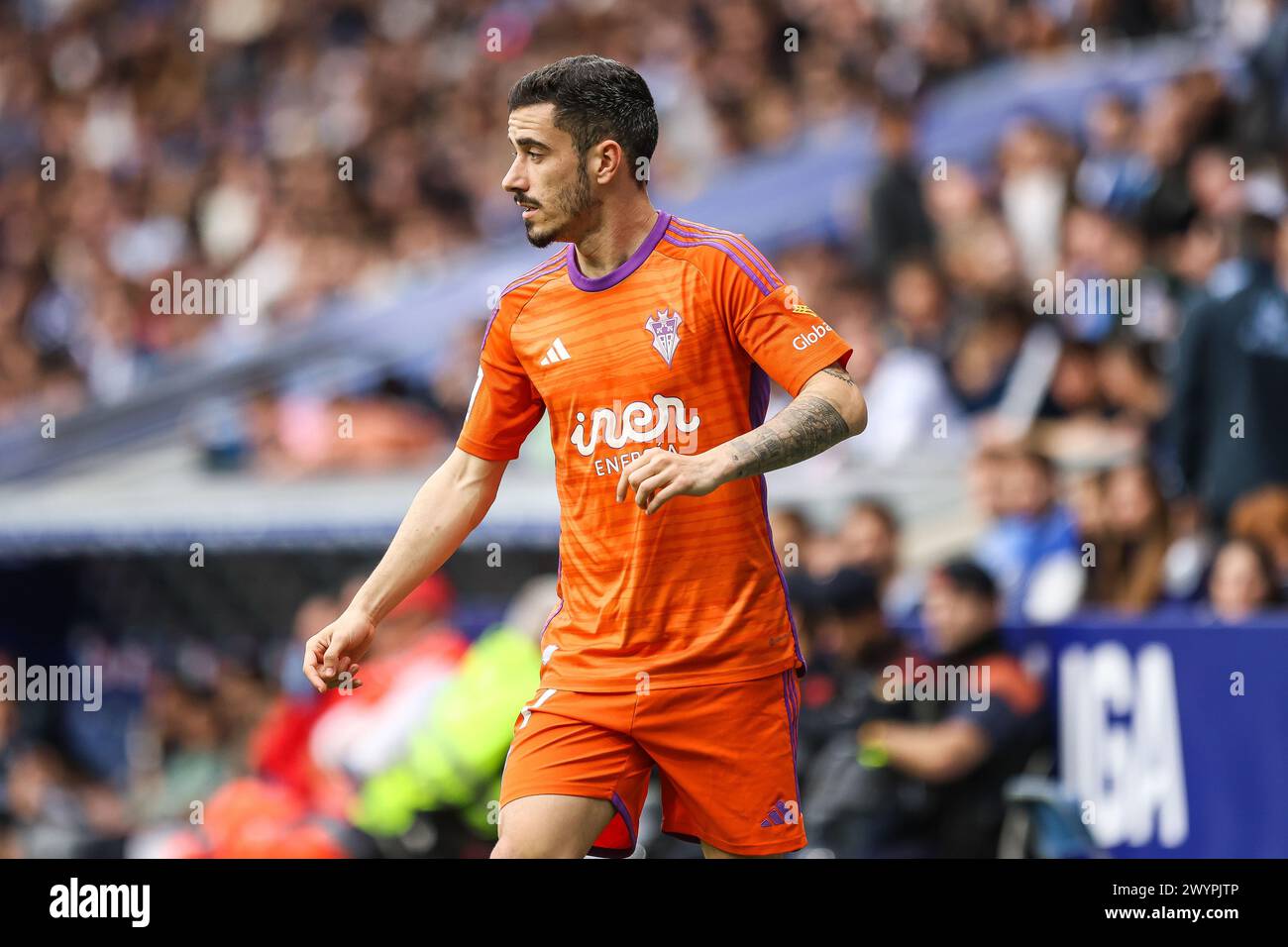 Barcelona, Spanien. April 2024. Julio Alonso (17) von Albacete wurde während des Spiels zwischen Espanyol und Albacete im Stage Front Stadium in Barcelona gesehen. (Foto: Gonzales Photo/Alamy Live News Stockfoto