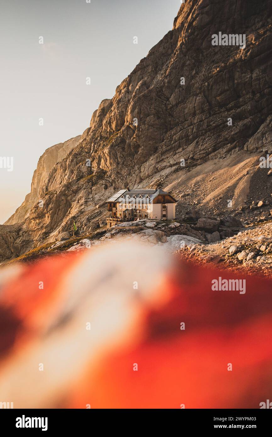 Wanderung den Gosauseen zur Adamekhütte am Fuße des Dachsteinsteingletscher, Oberösterreich, Österreich. Im Bild: Die Adamekhütte am 08.08.2020. // Wanderung durch den Gosausee zur Adamekhütte am Fuße des Dachsteingletschers, Oberösterreich, Österreich. Im Bild: Die Adamekhütte 8. August 2020. - 20200808_PD13552 Credit: APA-PictureDesk/Alamy Live News Stockfoto