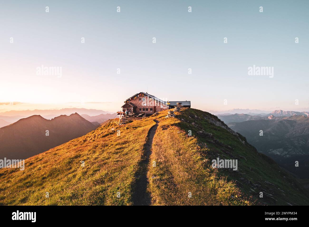 Wanderung auf den Gamskarkogel, dem höchsten Grasberg Europas, zwischen dem Gasteinertal und Großarltal im Sommer am 20.07.2020. Im Bild: Die Gamskarkogelhütte direkt auf dem Gipfel des Gamskarkogels in 2,467 Metern Seehöhe. // Wanderung zum Gamskarkogel, dem höchsten Grasberg Europas, zwischen Gasteinertal und Großarltal im Sommer am 20. Juli 2020. Im Bild: Die Gamskarkogelhütte direkt auf dem Gipfel des Gamskarkogels auf 2.467 Metern über dem Meeresspiegel. - 20200720 PD10801 Credit: APA-PictureDesk/Alamy Live News Stockfoto