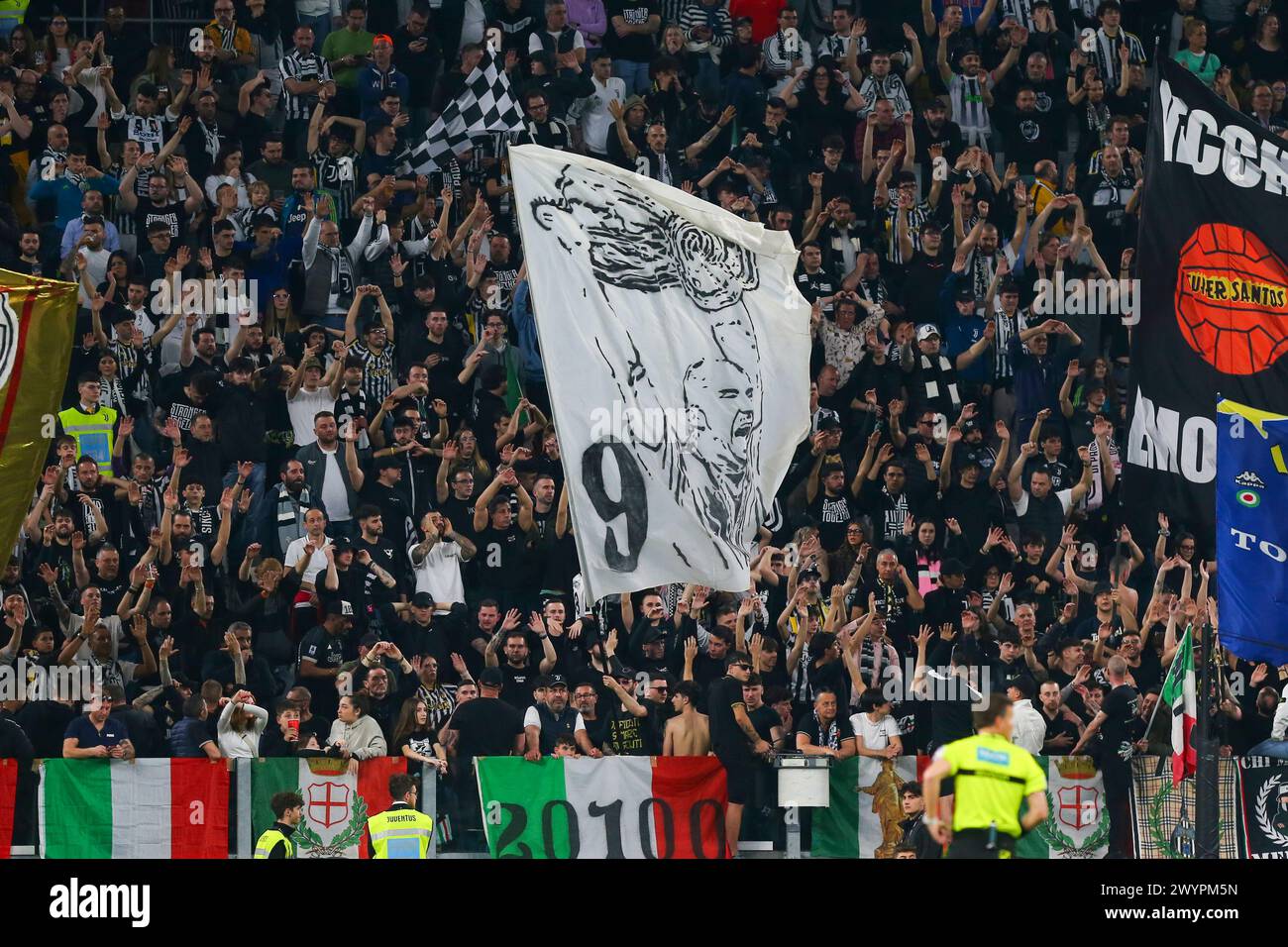 Juventus-Fans schwingen eine Flagge mit dem Bild von Gianluca Vialli während des Spiels zwischen Juventus FC und AC Fiorentina am 07. April 2024 im Allianz Stadiu Stockfoto