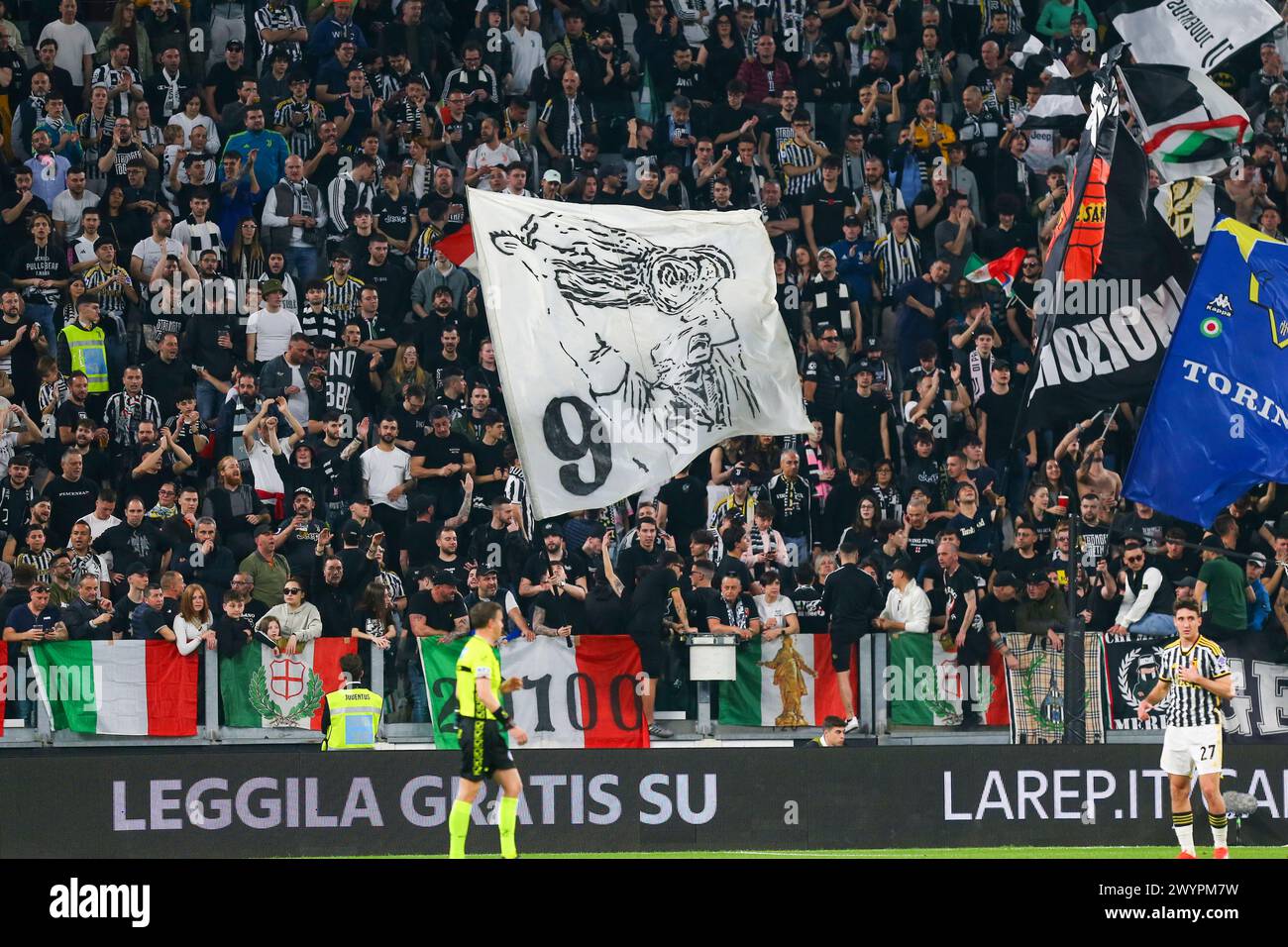 Juventus-Fans schwingen eine Flagge mit dem Bild von Gianluca Vialli während des Spiels zwischen Juventus FC und AC Fiorentina am 07. April 2024 im Allianz Stadiu Stockfoto