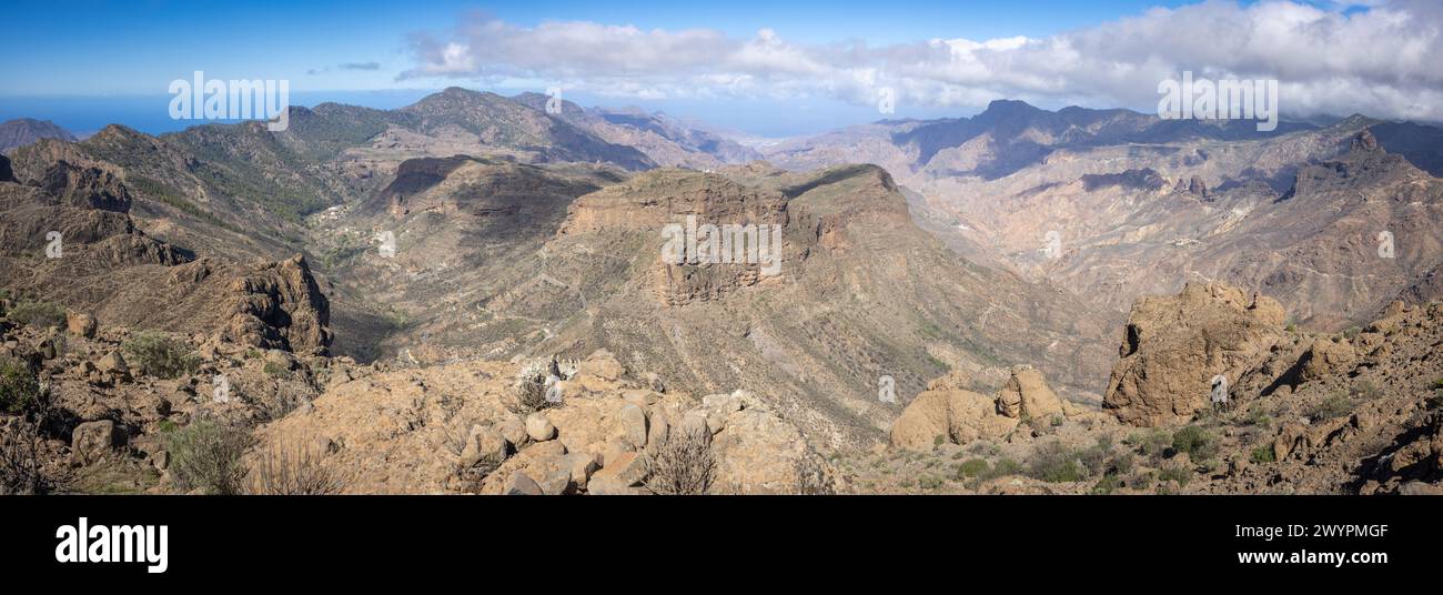 Panoramablick auf die Berglandschaft in der Mitte der Insel Grand Canary mit Blick nach Westen mit dem Berggipfel Roque Bentayga ganz rechts Stockfoto