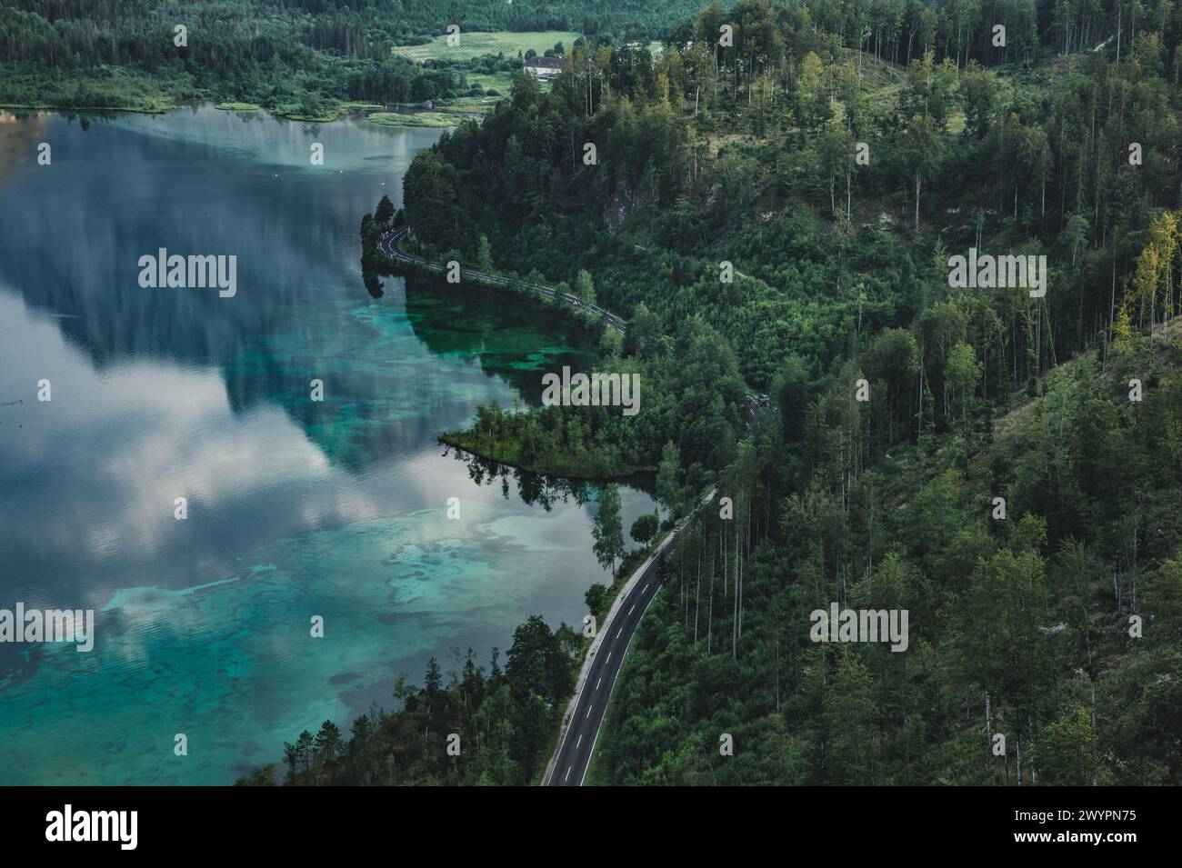 Ausblick vom Ameisstein auf den Almsee und Almtal mit dem Toten Gebirge im Hintergrund im Salzkammergut, Oberösterreich, Österreich am 13.08.2020. // Blick vom Ameisstein auf den Almsee und das Almtal mit dem Toten Gebirge im Hintergrund im Salzkammergut, Oberösterreich, Österreich am 13. August 2020. - 20200812 PD13984 Credit: APA-PictureDesk/Alamy Live News Stockfoto