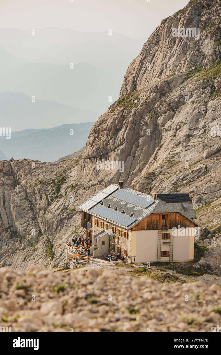 Wanderung den Gosauseen zur Adamekhütte am Fuße des Dachsteinsteingletscher, Oberösterreich, Österreich. Im Bild: Die Adamekhütte am 08.08.2020. // Wanderung durch den Gosausee zur Adamekhütte am Fuße des Dachsteingletschers, Oberösterreich, Österreich. Im Bild: Die Adamekhütte 8. August 2020. - 20200808_PD13589 Credit: APA-PictureDesk/Alamy Live News Stockfoto