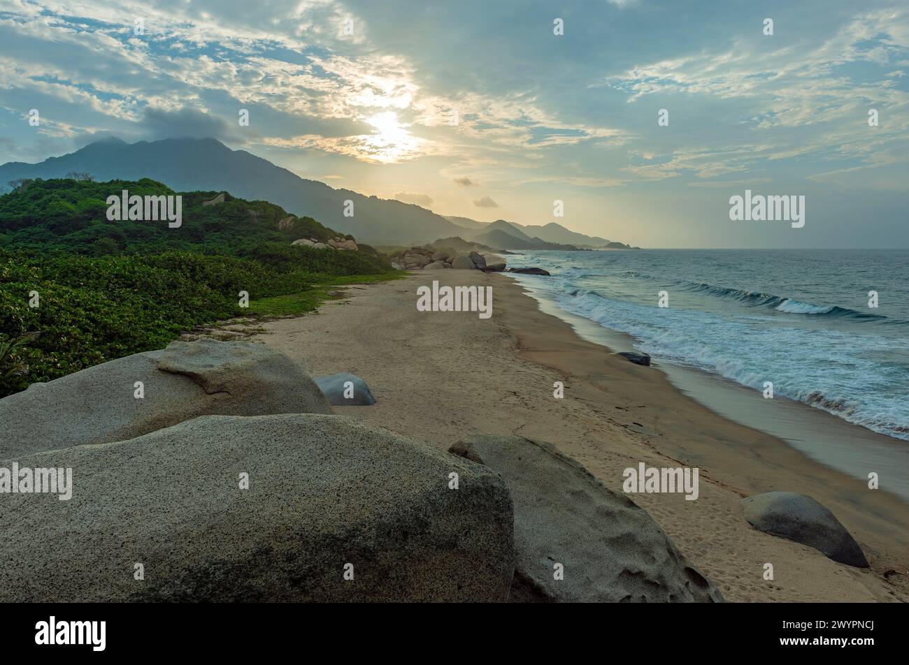 Strand bei Sonnenuntergang mit Felsblöcken, Tayrona Nationalpark, Santa Marta, Kolumbien. Stockfoto