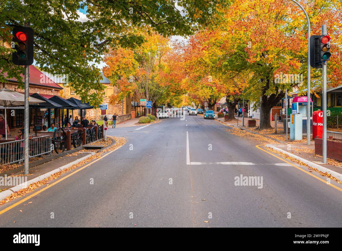 Adelaide Hills, Südaustralien - 1. Mai 2021: Blick auf die Hauptstraße von Hahndorf mit geparkten Autos und Menschen entlang der Straße während der Herbstsaison Stockfoto