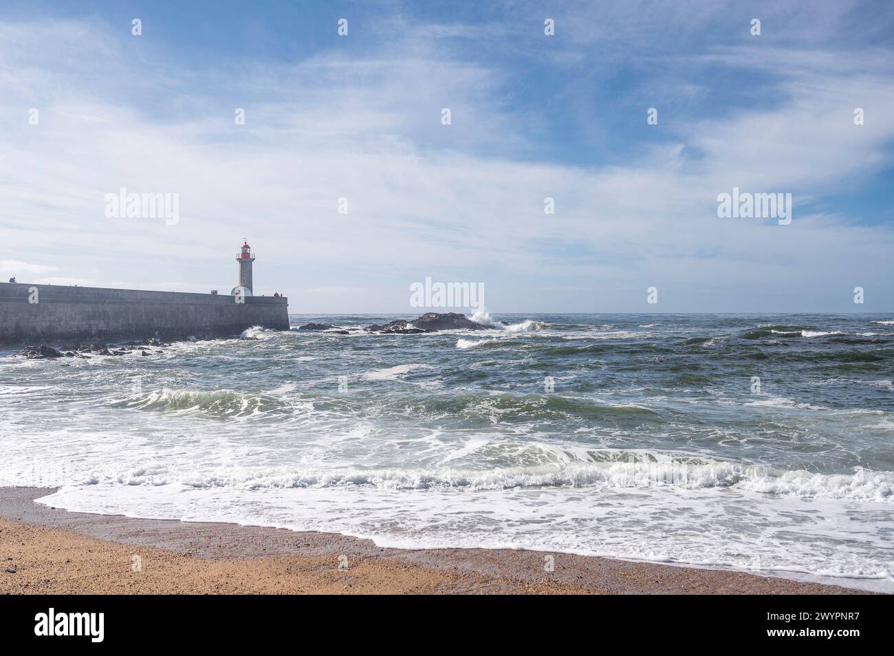 Der Leuchtturm von Felgueiras an der Mündung des Flusses Douro in Foz do Douro bei Porto an einem hellen, sonnigen Tag Stockfoto