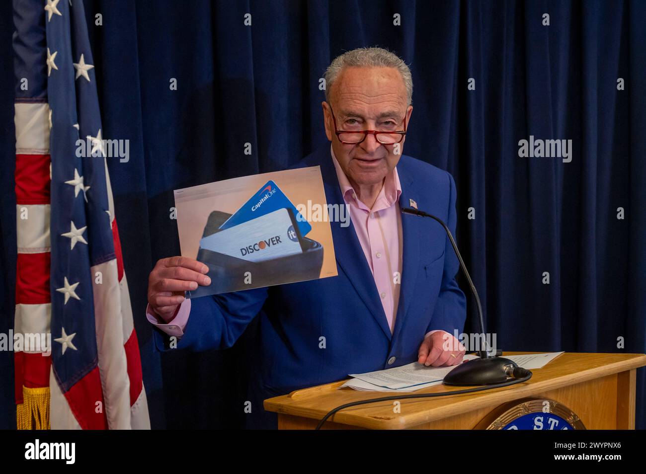 New York, Usa. April 2024. Chuck Schumer (D-NY), der Mehrheitsführer des Senats, äußert Bedenken, dass die geplante Übernahme von Discover durch Capital One für 35 Milliarden US-Dollar zu überhöhten Kosten, höheren Zinssätzen, mehr Gebühren und weniger Wettbewerb für Kreditkartennutzer in New York City und darüber hinaus in New York City führen könnte. Quelle: SOPA Images Limited/Alamy Live News Stockfoto