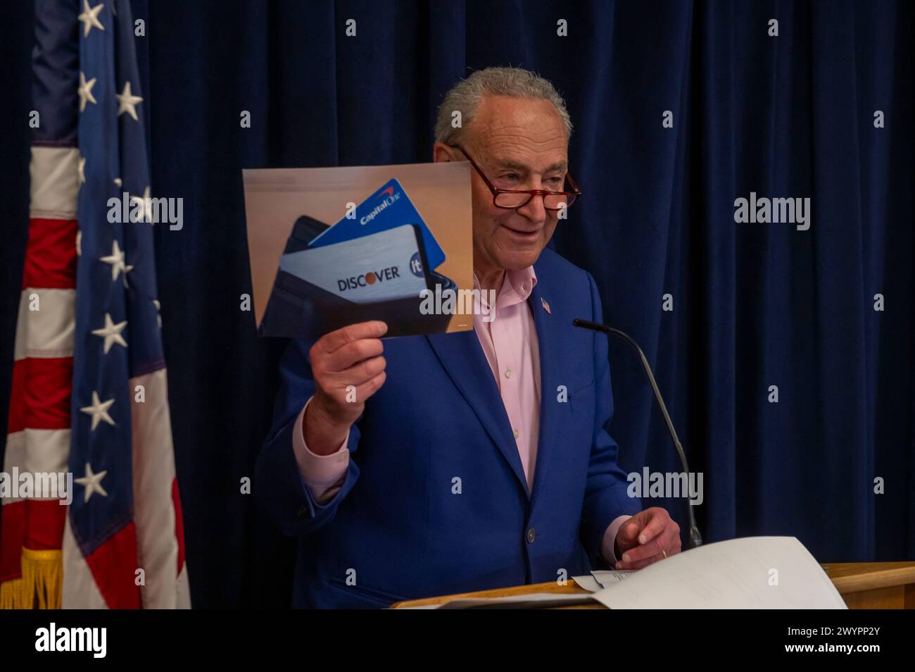 New York, Usa. April 2024. Chuck Schumer (D-NY), der Mehrheitsführer des Senats, äußert Bedenken, dass die geplante Übernahme von Discover durch Capital One für 35 Milliarden US-Dollar zu überhöhten Kosten, höheren Zinssätzen, mehr Gebühren und weniger Wettbewerb für Kreditkartennutzer in New York City und darüber hinaus in New York City führen könnte. (Foto: Ron Adar/SOPA Images/SIPA USA) Credit: SIPA USA/Alamy Live News Stockfoto