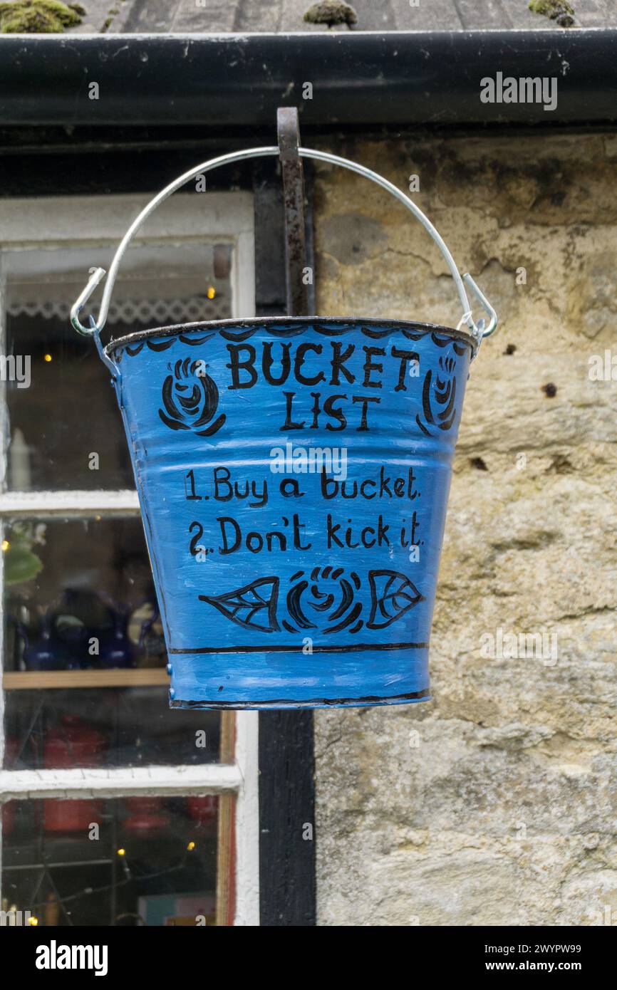 Farbenfroher Metalleimer mit lustiger Inschrift, zum Verkauf im Canal Shop, Stoke Bruerne, Northamptonshire, Großbritannien Stockfoto