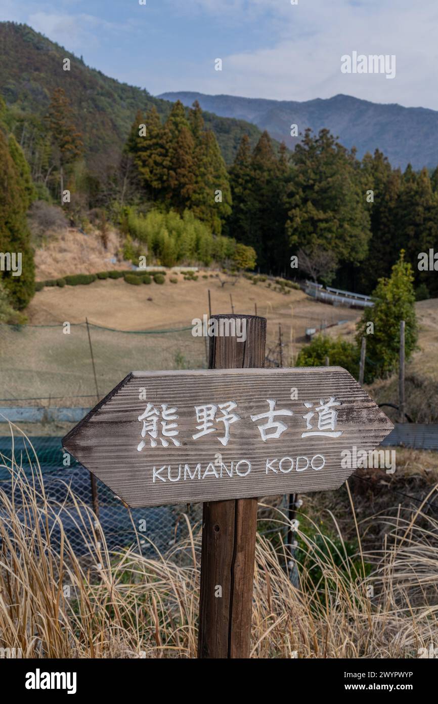 Besucher und Ausblicke entlang der antiken Pilgerroute Kumano Kodo in der Nähe von Hongu, Japan Stockfoto