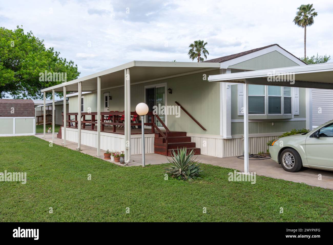 Ein sauberes, einseitiges Mobilheim in einer über 55-jährigen Community im Rio Grande Valley in South Texas, McAllen, Hidalgo County, Texas, USA. Stockfoto